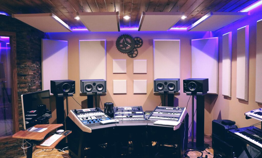 źródło: https://www.pexels.com/pl-pl/zdjecie/studio-nagran-z-ultrafioletowym-swiatlem-fluorescencyjnym-164938/
